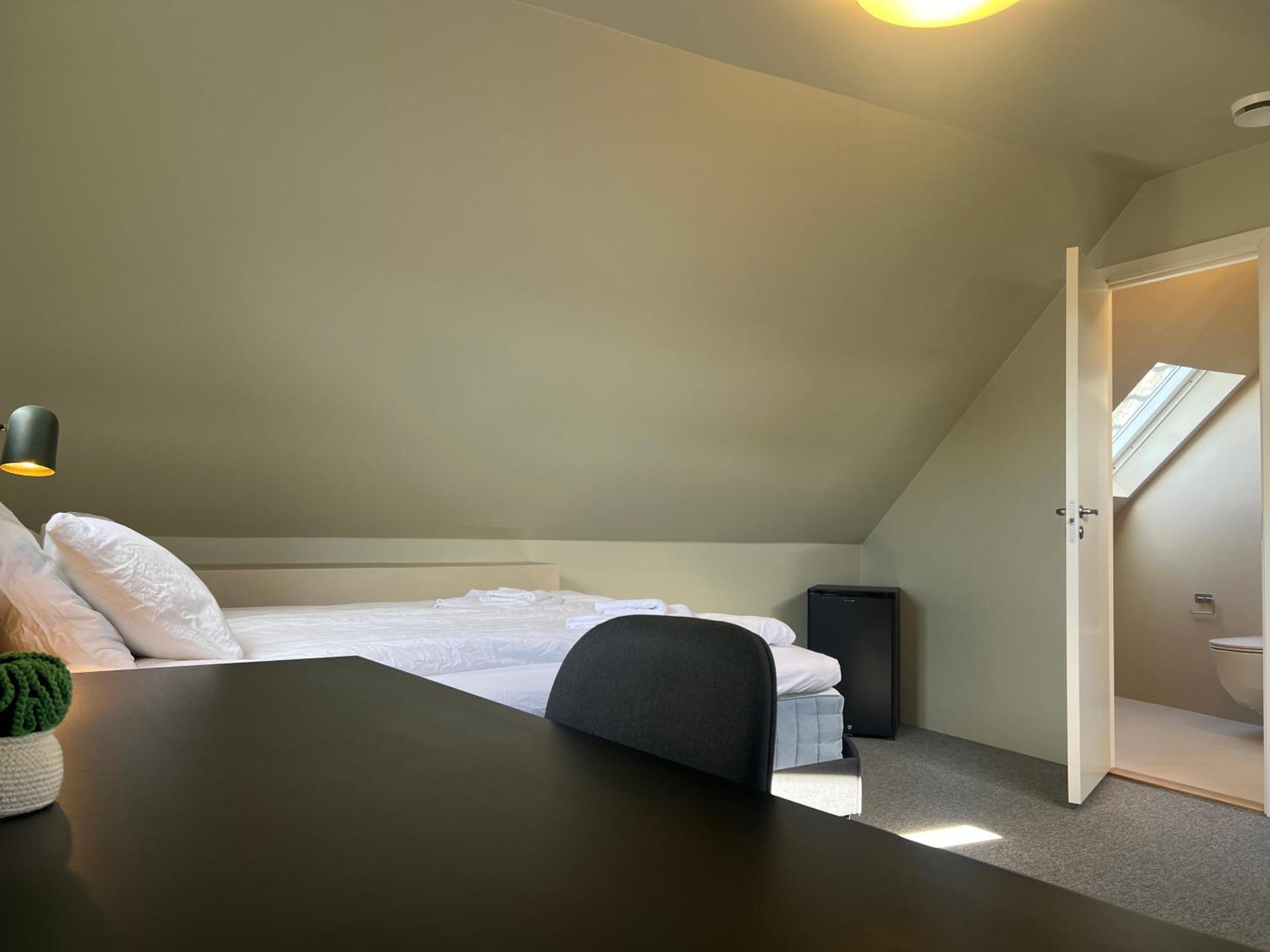 Central Guest House - Bedroom With En Suite Bathroom Stavanger Rum bild